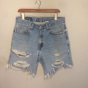 Levi’s 550 Distressed Cut-offs